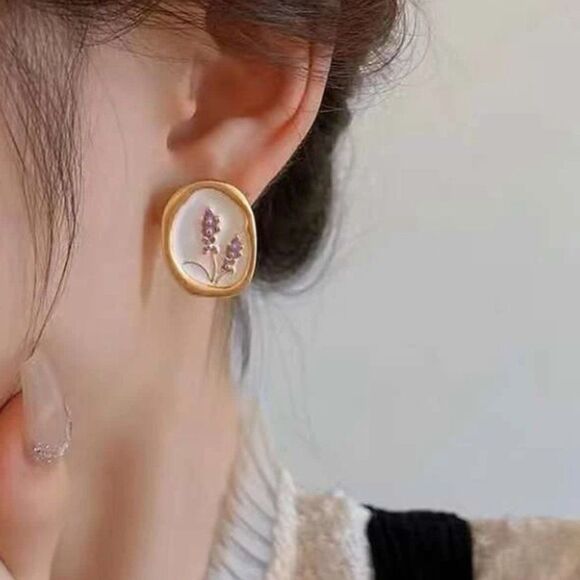 🔅🆕🔅✨Darling  Dainty Oval Stud WHITE  💗 Flower Detail Earrings  ✨ - Picture 4 of 12
